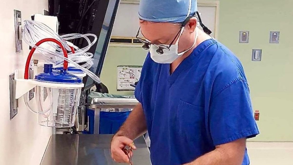 Un cirujano 'opera' al juguete favorito de un niño para que no se sienta sólo