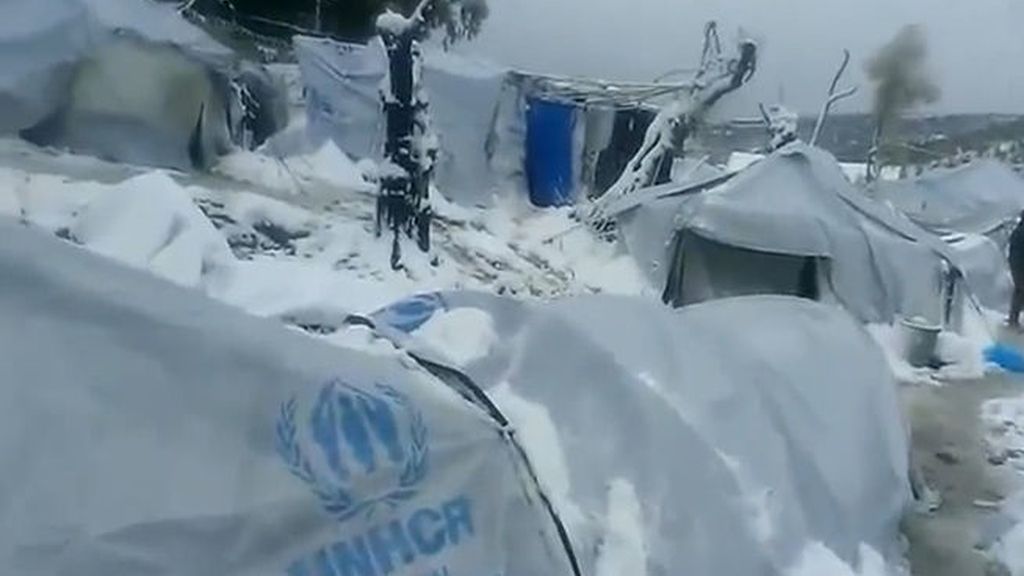 La nieve cubre el campamento de refugiados de la isla griega de Lesbos