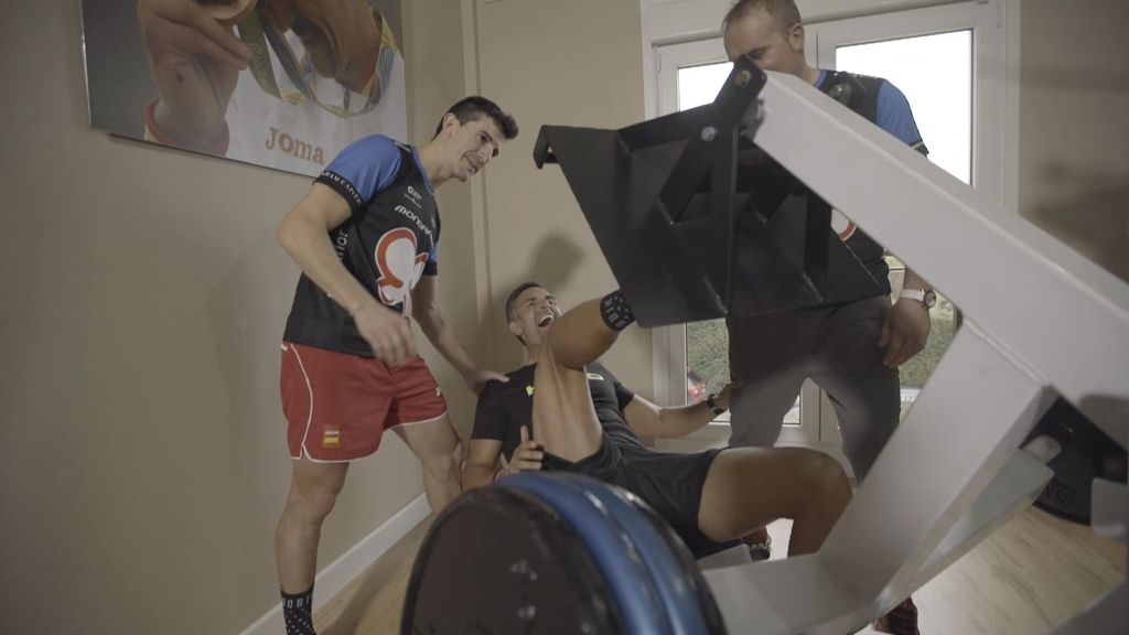 Rafa Lomana prueba el entrenamiento de Carlos Coloma: ¡200 kilos en cada pierna!