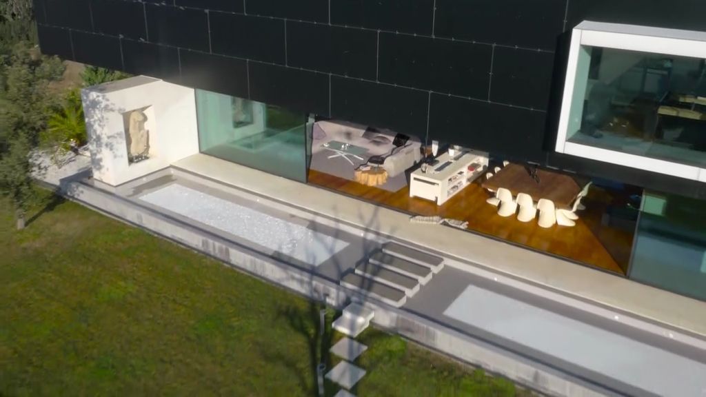 La búsqueda de residencia de Bertín comienza con un lujoso chalet