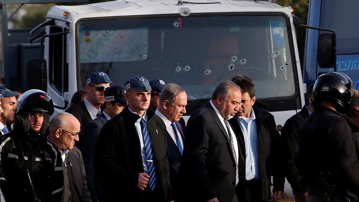 El primer ministro israelí Benjamin Netanyahu y el ministro de Defensa Avigdor Lieberman visitan la escena donde la policía dijo que un palestino apisonó su camión en un grupo de soldados israelíes en un paseo popular en Jerusalén