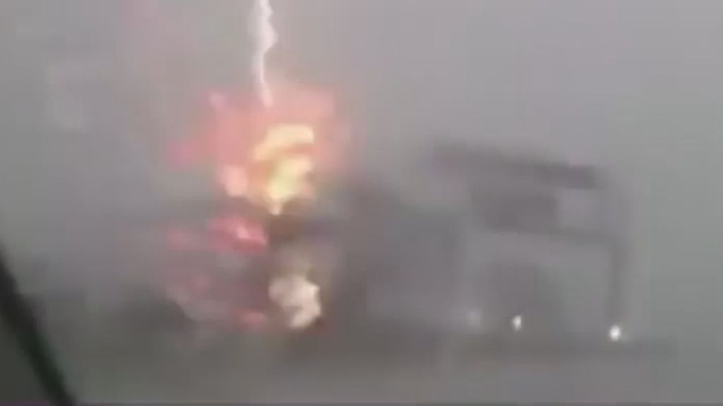 Un rayo impacta sobre un camión en una carretera de Rusia