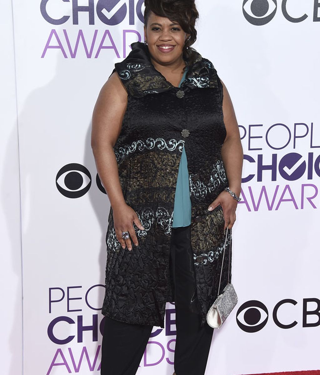 Chandra Wilson apostó por chaleco y pantalón, y bolso plateado con mucho brilli