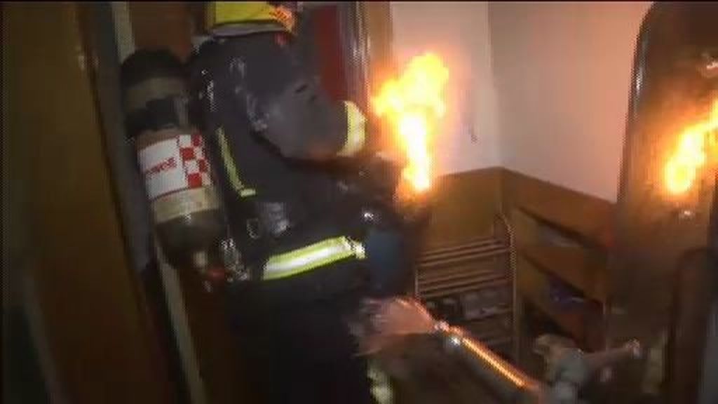 La difícil jornada de un bombero: A rastras con una bombona en llamas