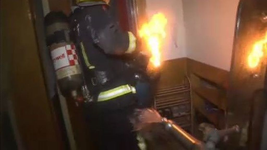 La difícil jornada de un bombero: A rastras con una bombona en llamas