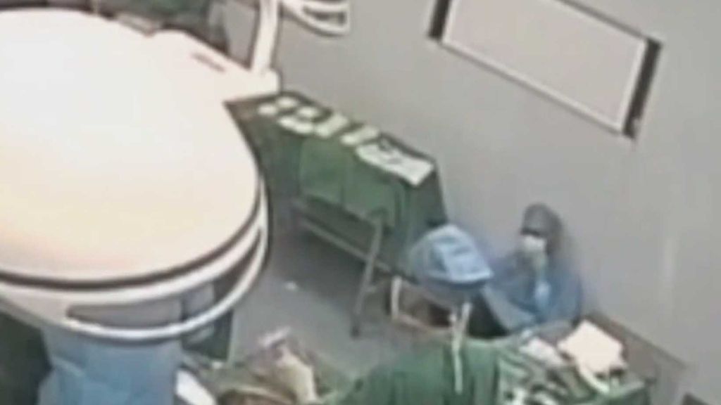 Un cirujano se desmaya en el quirófano después de 48 horas trabajando