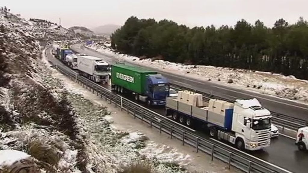 Colapso en las carreteras de Alicante por la intensa nevada