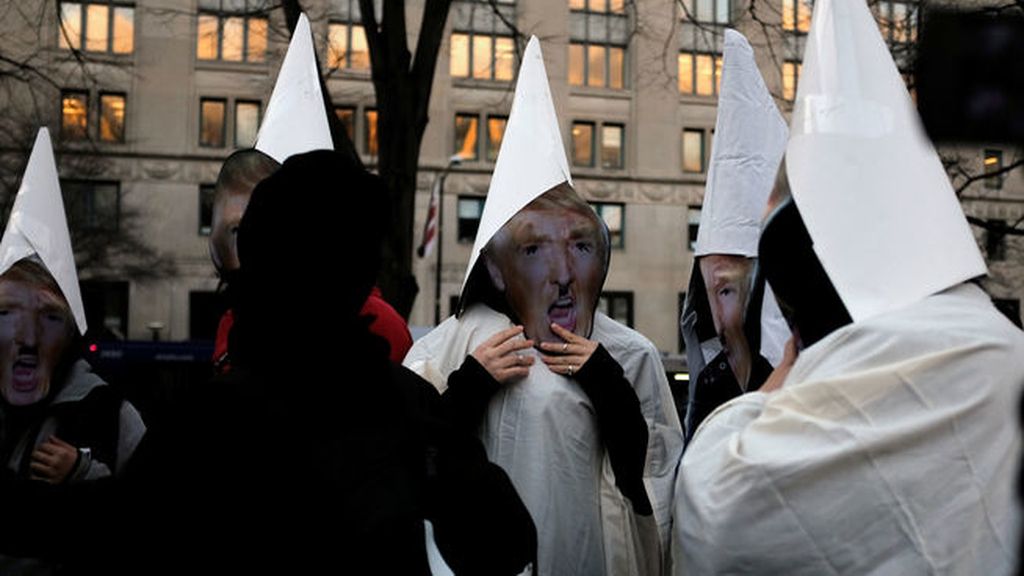 Capirotes del Ku Klux Klan para protestar contra un presidente "ilegítimo"