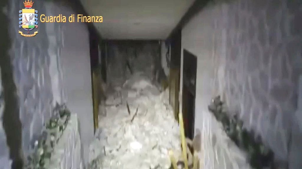 Así ha quedado el hotel sepultado por la nieve en Italia