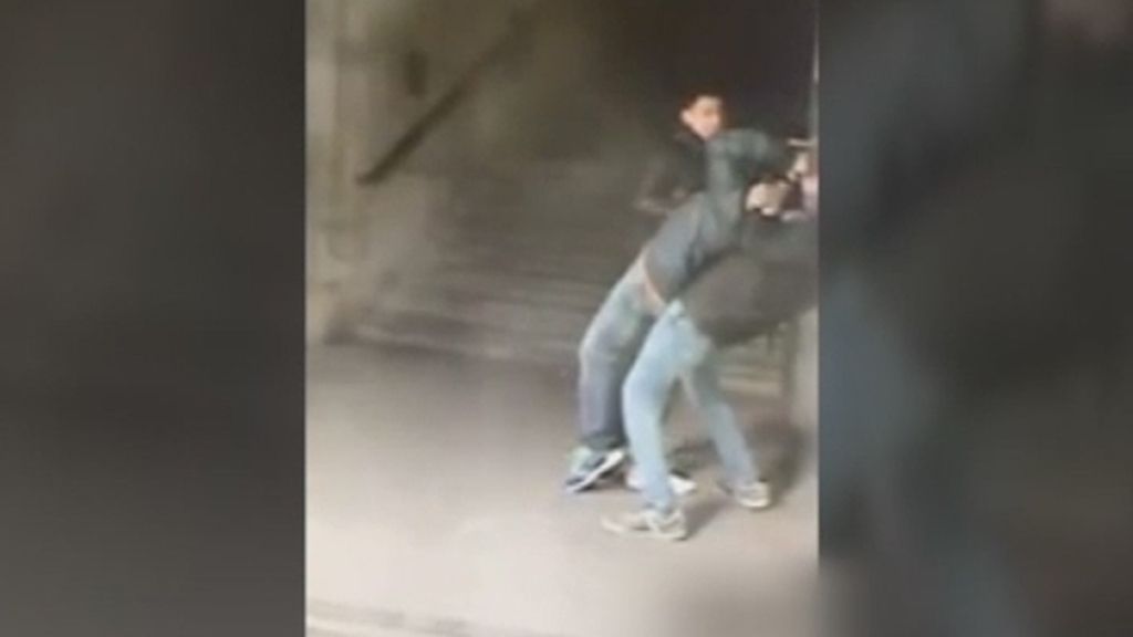 Violento robo a la entrada de una estación de metro de Madrid