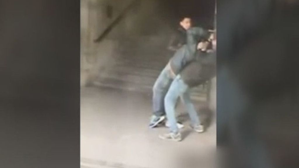 Violento robo a la entrada de una estación de metro de Madrid