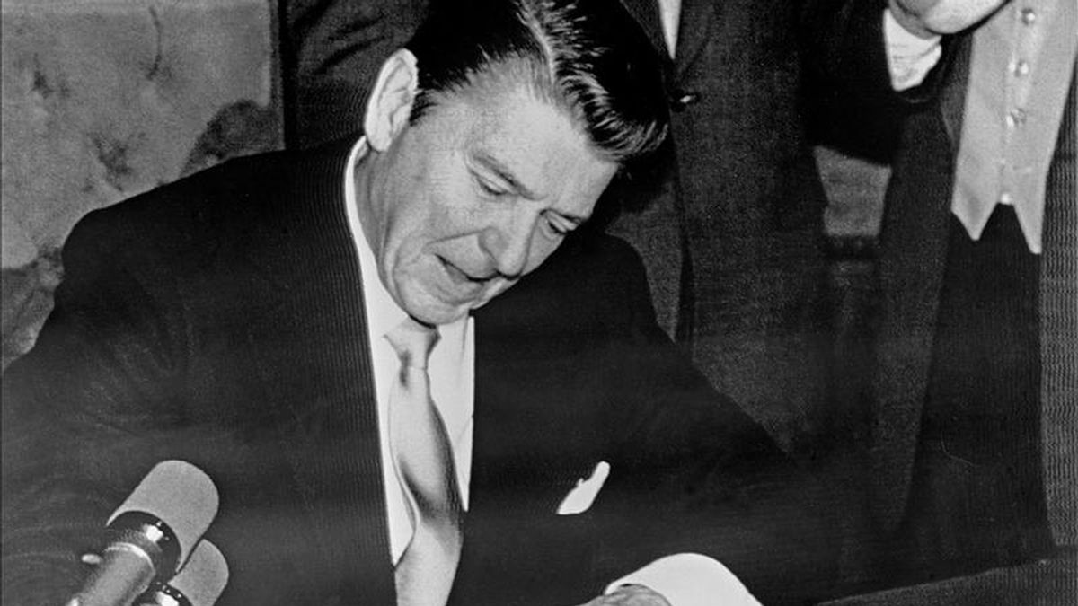 Fotografía de enero de 1981 en la que se registró al ex presidente de los Estados Unidos Ronald Reagan, quien es considerado el mejor mandatario de su país, según una encuesta publicada por la consultora Gallup. EFE/Archivo