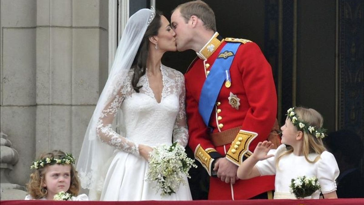 El príncipe Guillermo y su esposa Catalina, duques de Cambridge, sellan su matrimonio con un beso en el balcón del palacio de Buckingham, en Londres (Reino Unido), hoy, viernes 29 de abril de 2011, tras su boda, celebrada en la abadía de Westminster. EFE