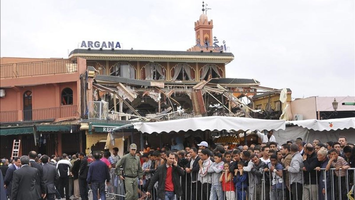 Numerosas personas se concentran en el lugar del atentado registrado en el café Argana de la plaza Yemá el Fna de Marraquech, Marruecos, el 28 de abril de 2011. EFE
