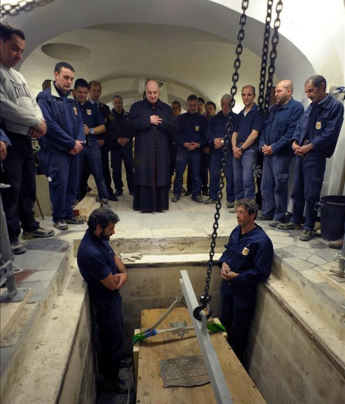 El féretro con el cuerpo del Papa Juan Pablo II, exhumado en el Vaticano antes de su beatificación el próximo 1 de mayo de 2011. EFE