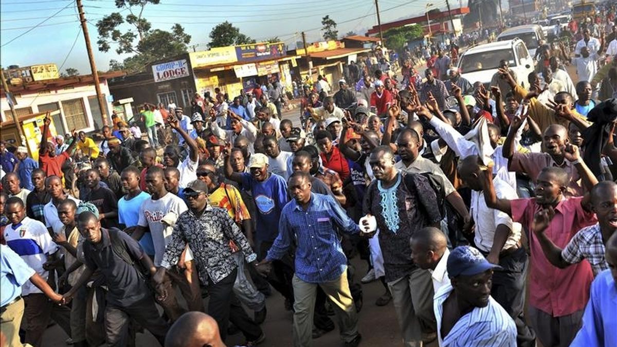 Al menos dos personas han muerto y un centenar resultaron heridas en enfrentamientos entre la Policía y manifestantes en la capital ugandesa, Kampala, que protestaban por la violenta detención de ayer del líder opositor, Kizza Besygie, según cifras del Gobierno de Uganda. Vídeo: Atlas.