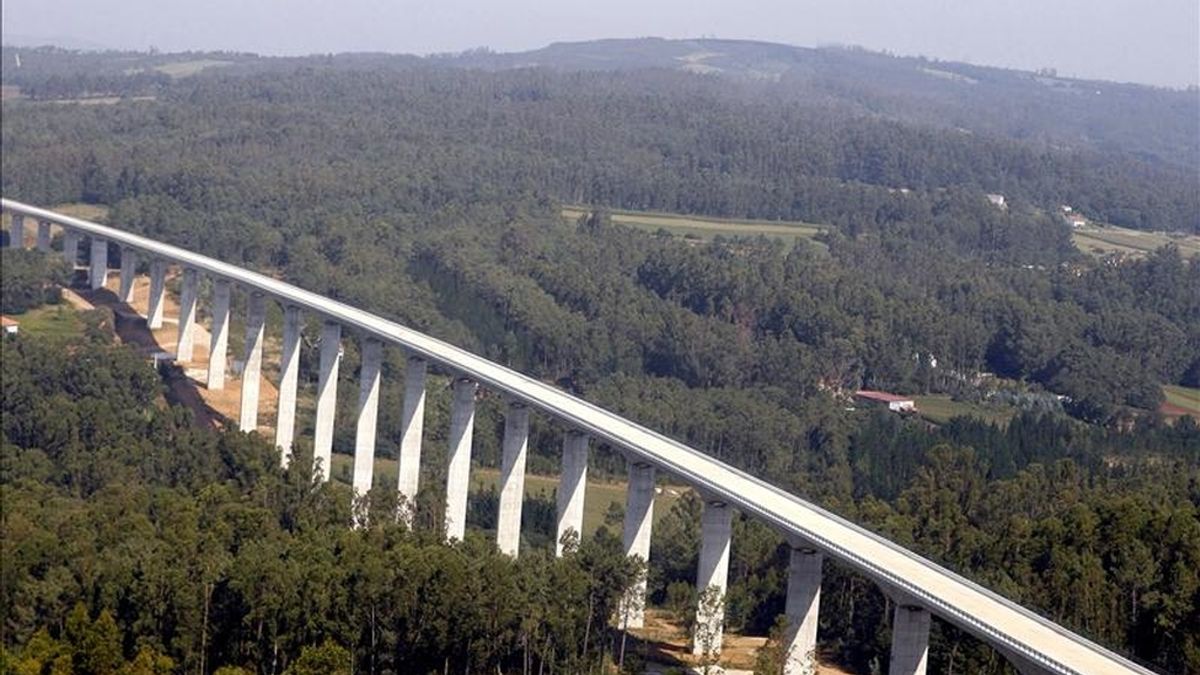 El Ministerio de Fomento ha licitado, a través del administrador de infraestructuras ferroviarias Adif, los contratos de las obras para la conexión de la alta velocidad entre Madrid y Galicia por un importe de 2.332,5 millones de euros. EFE/Archivo
