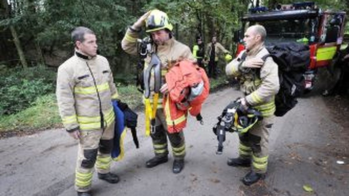 Equipos de rescate llegan a la mina de carbón Gleision, en el valle de Swansea (sur galés). EFE