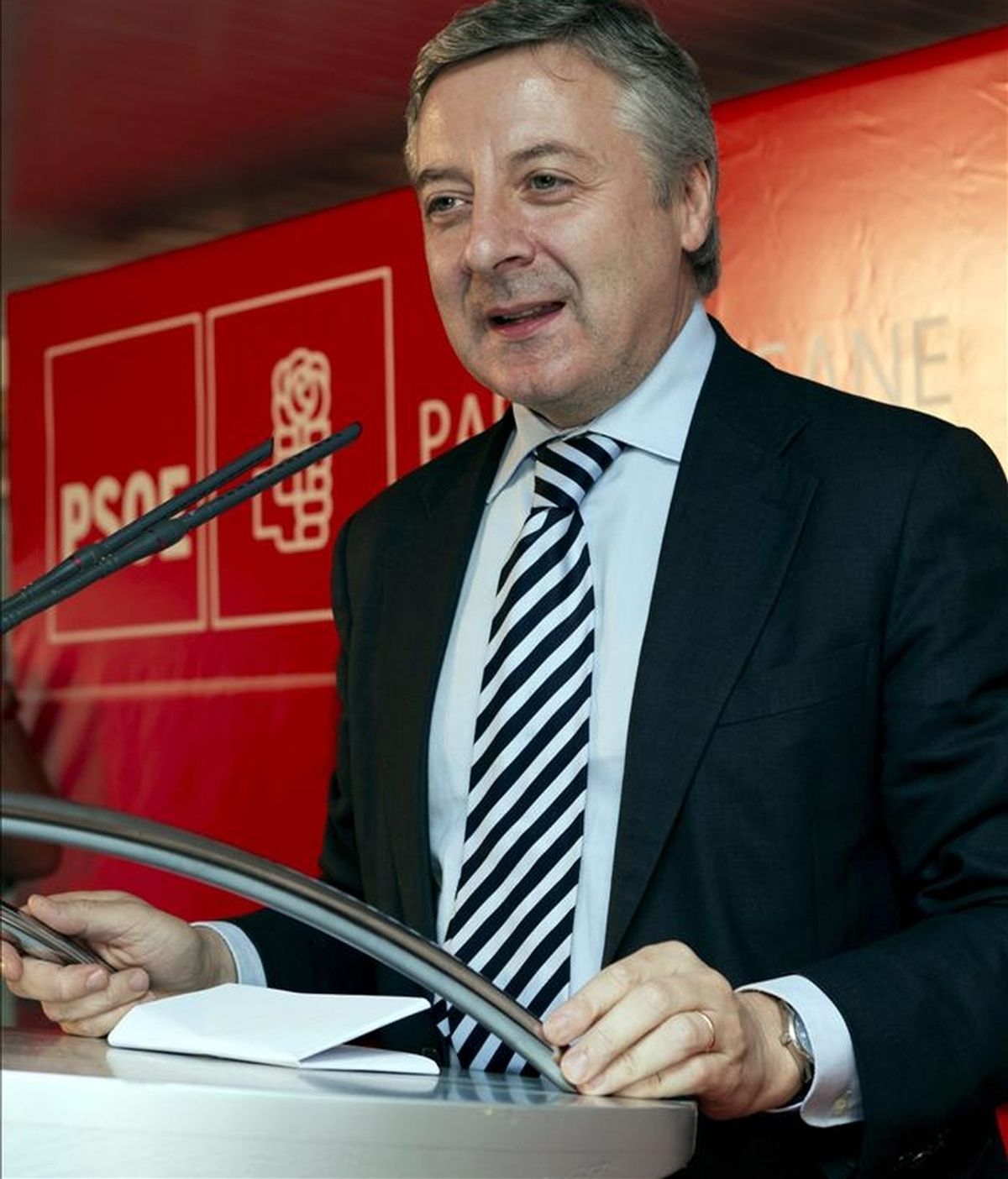 El vicesecretario general del PSOE, José Blanco, durante su intervención en el mitin electoral que se ha celebrado esta tarde en El Arenal, de la localidad mallorquina de Llucmajor. EFE