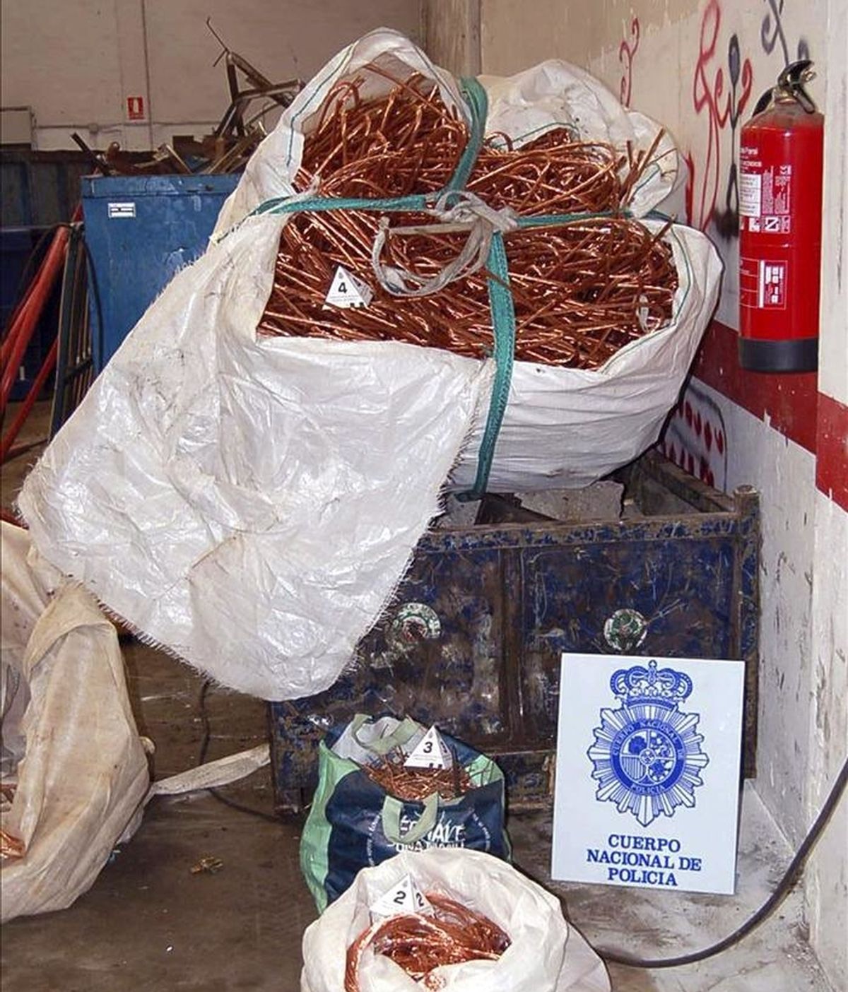 La Guardia Civil ha detenido a cuatro personas por robar, presuntamente, 500 kilos de cable de cobre en el tendido eléctrico del Castillo Mayor de Ayud, en el municipio de Calatayud, y 581 en el subsuelo de Cuarte de Huerva, en la provincia de Zaragoza. En la imagen, vista del cable de cobre incautado. EFE