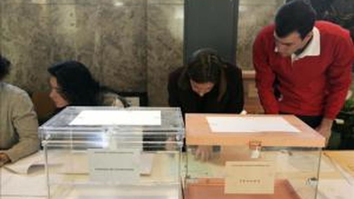 Constitución de una mesa electoral en un colegio de Madrid. EFE/Archivo
