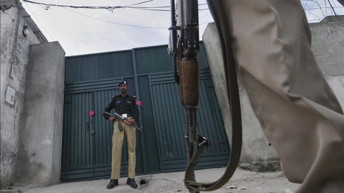 Varios policías vigilan la puerta precintada de la casa de la localidad paquistaní de Abbottabad donde el lunes murió Osama Bin Laden, en una operación militar estadounidense. EFE