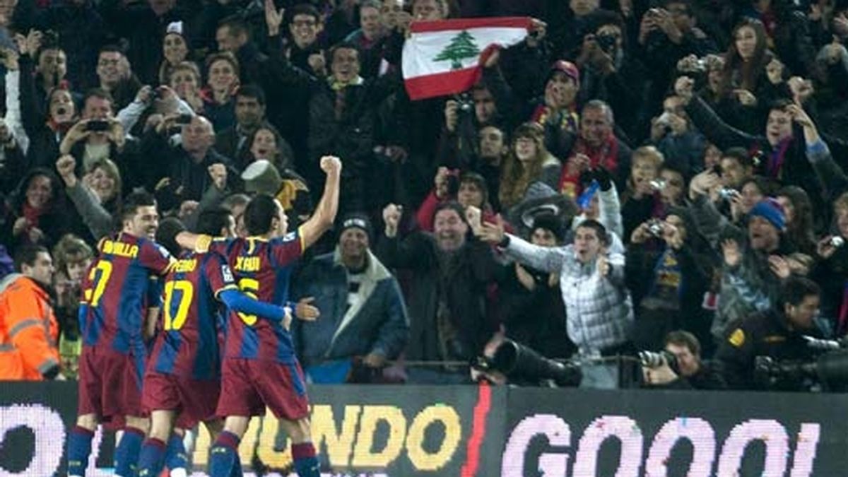 Los jugadores del Barça, celebrando el gol de la victoria con su afición. Foto: EFE Los jugadores del Barça, celebrando el gol de la victoria con su afición. Foto: EFE