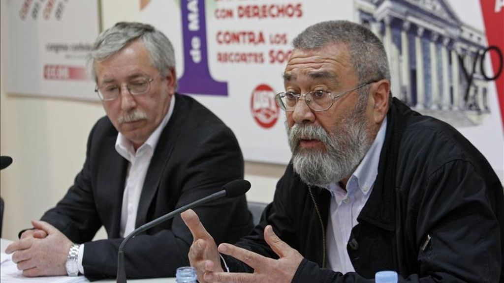 Los secretarios generales de CCOO, Ignacio Fernández Toxo (i), y de UGT, Cándido Méndez, durante la presentación del manifiesto y los actos con los que van a celebrar en toda España el Primero de Mayo. EFE