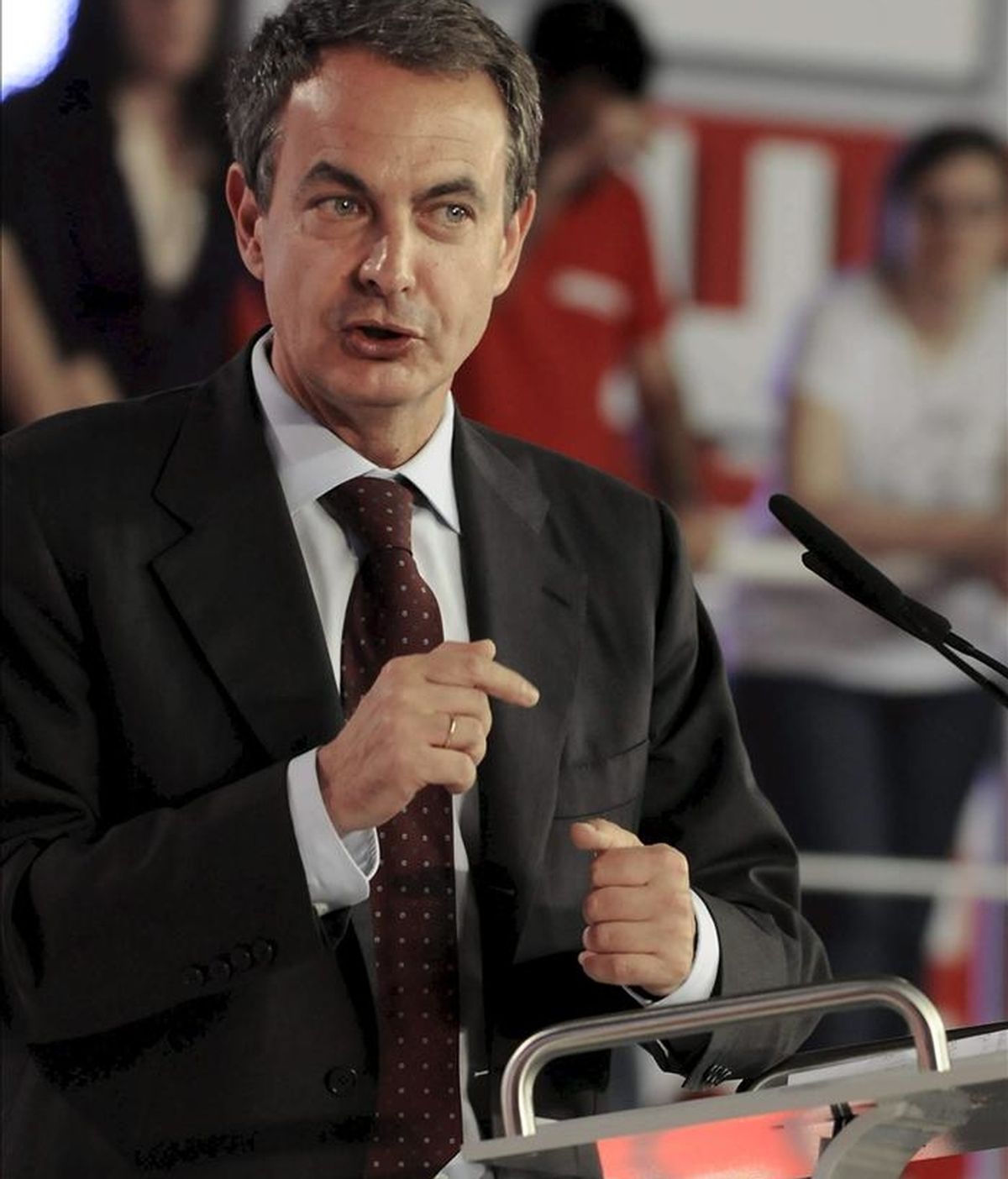 El presidente del Gobierno y secretario general del PSOE, José Luis Rodríguez Zapatero, durante su participación en el primer mitin de campaña para las elecciones municipales y autonómicas que se ha celebrado en León. EFE