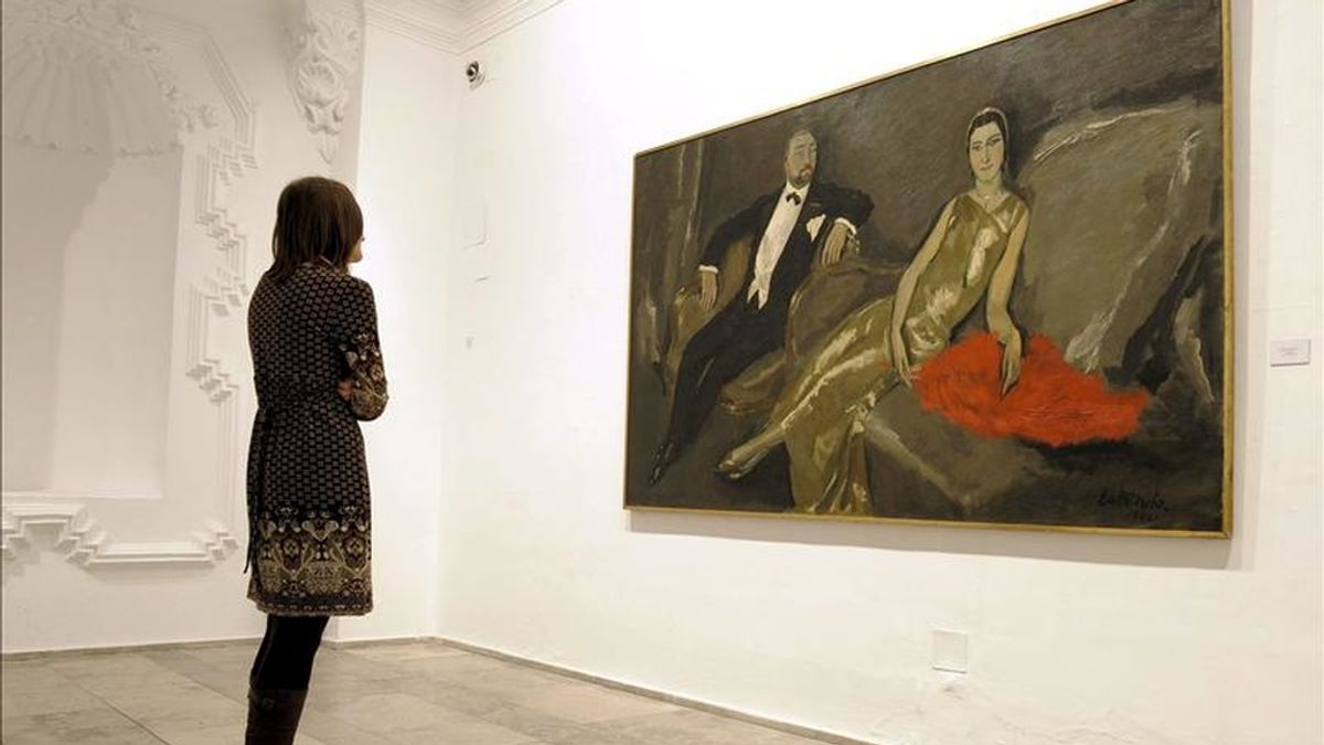 Una mujer observa una obra durante la exposición del pintor Eduardo García Benito, conocido como ilustrador de las revistas "Vogue" y "Vanity Fair", que ha sido inaugurada hoy en la sala de exposiciones del Museo de la Pasión de Valladolid. EFE