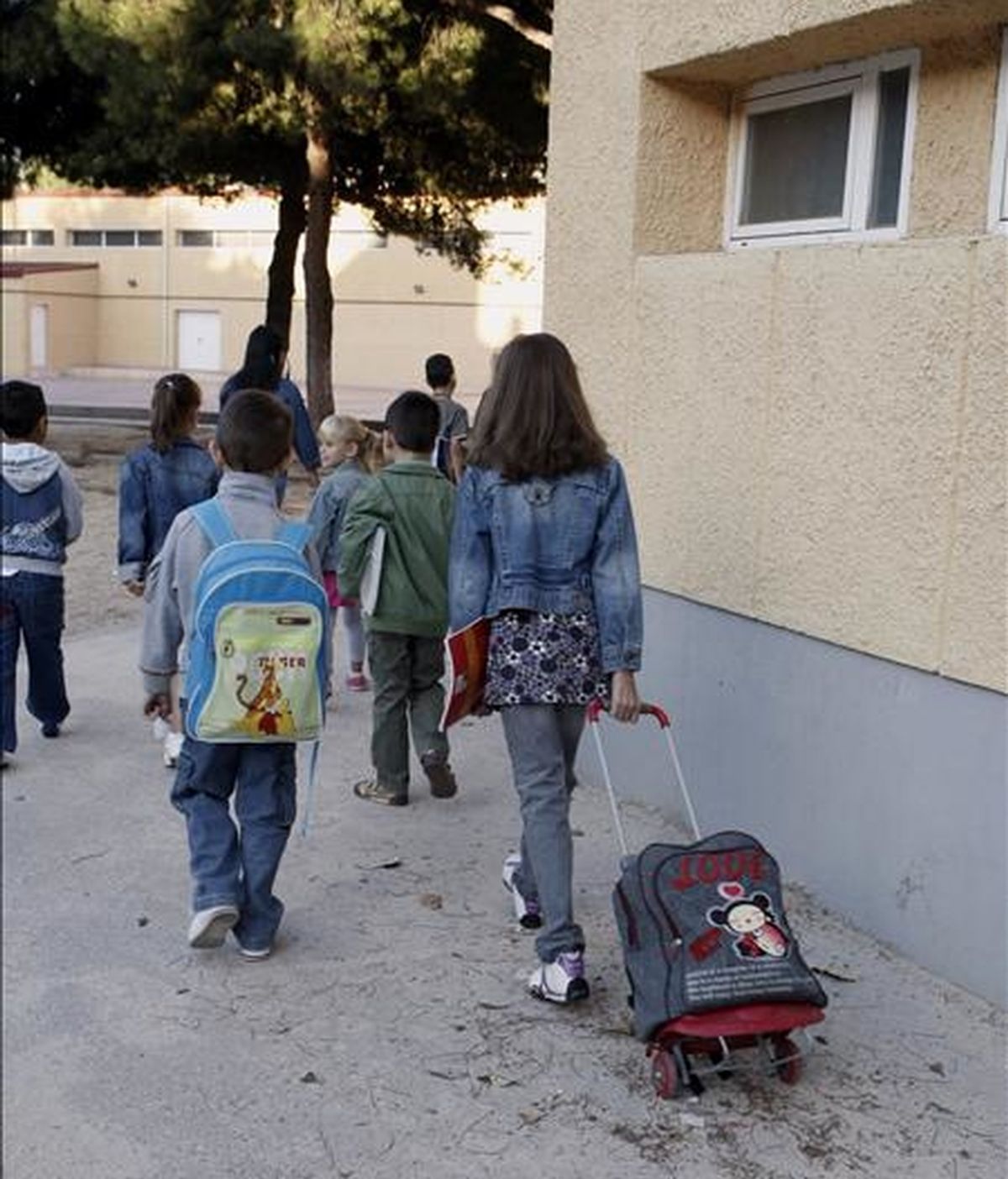 Varios niños a su llegada a un colegio de Madrid. EFE/Archivo