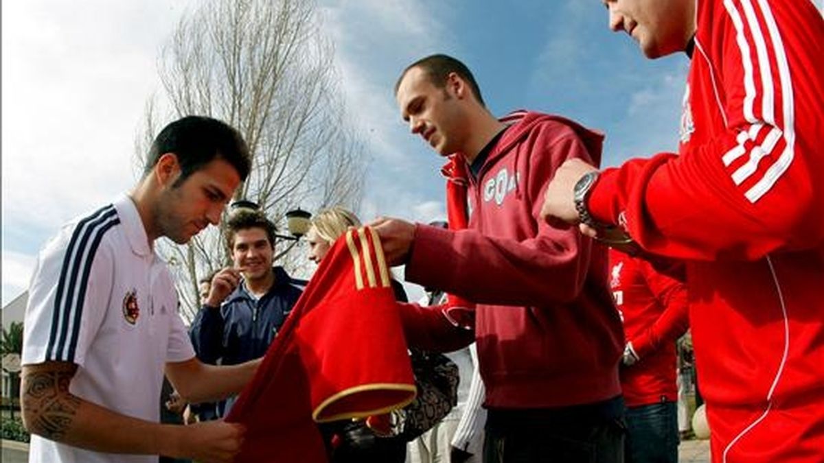 El centrocampista de la selección española Cesc Fábregas (i) firma autógrafos a varios aficionados a las puertas del hotel de concentración situado en la ciudad de Bloemfonteim, sede de los dos próximos partidos del combinado español en la Copa Confederaciones que se disputa en Sudáfrica. EFE