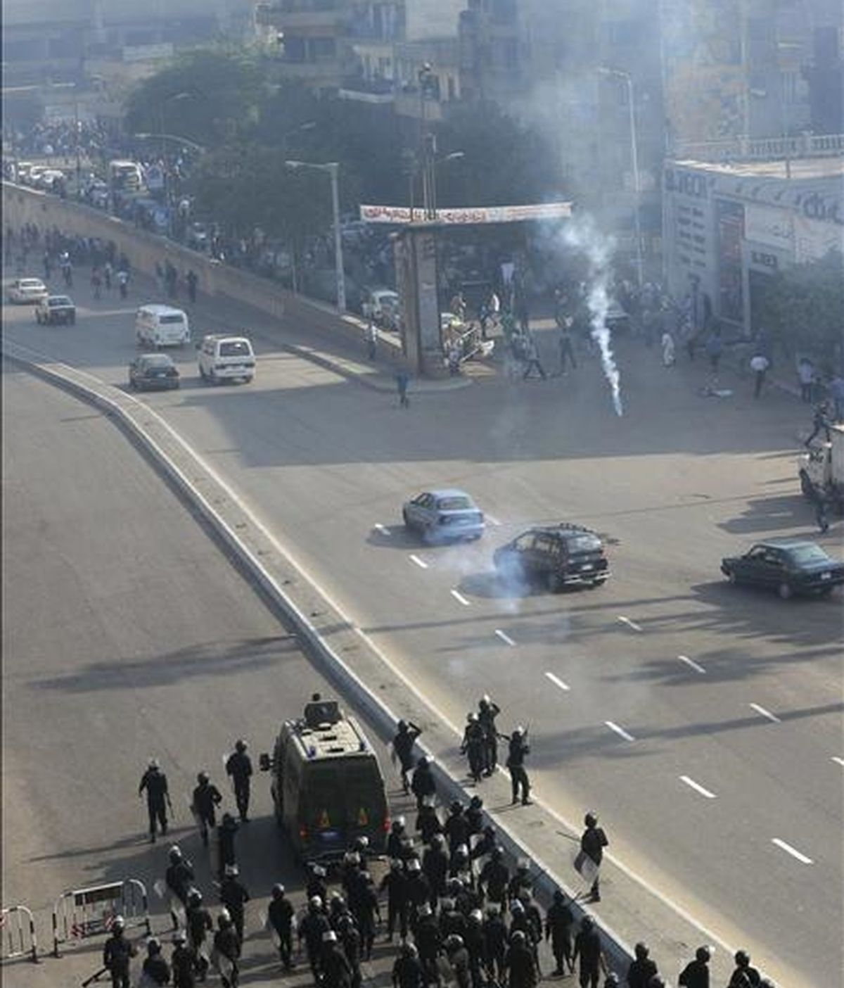 Policías egipcios lanzan gases lacrimógenos durante un enfrentamiento con coptos cristianos egipcios en el barrio de Giza, en El Cairo. EFE