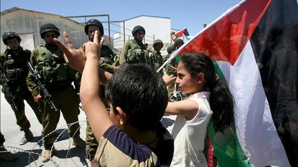 Jóvenes palestinos, durante una manifestación contra la construcción de la valla israelí celebrada hoy en la localidad cisjordana de Maasarah. EFE