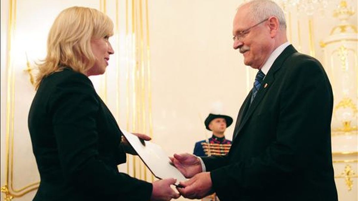 El presidente eslovaco, Ivan Gasparovic (d), juramenta a la nueva primera ministra del país, Iveta Radicova (i). EFE/Archivo