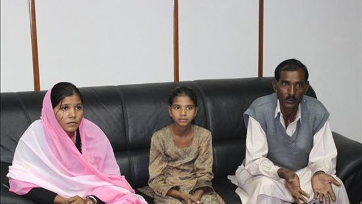 Ashiq Masih (d), el marido de la cristiana condenada a muerte por supuesta blasfemia en Pakistán, Asia Bibi, acompañado por dos de sus hijas, Sidra (i), de 18 años, y Esham, de 9. EFE