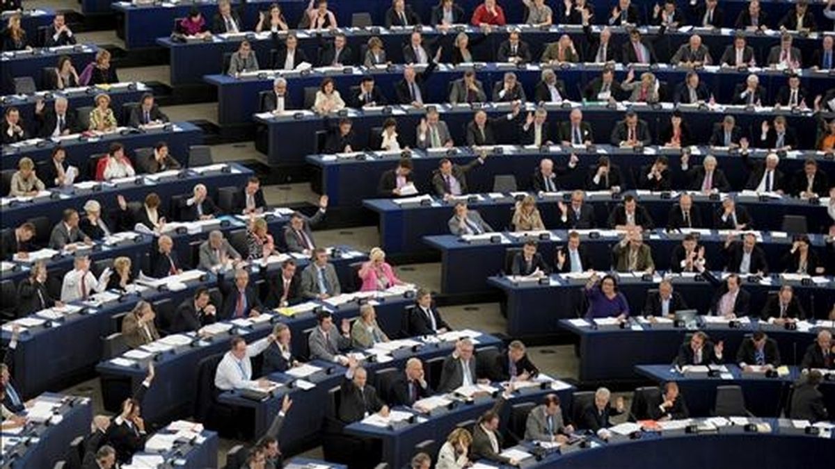 Los eurodiputados votando durante la sesión plenaria mensual del Parlamento Europeo celebrada este miércoles en Estrasburgo (Francia). EFE