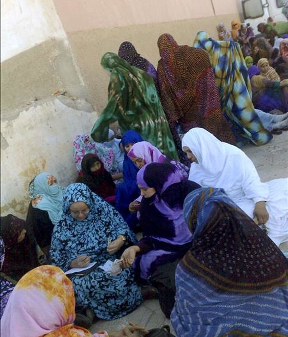 Un centenar de personas acudían el pasado lunes a la conocida como Cárcel Negra de El Aaiún para ver a sus familiares recluidos allí , tras ser detenidos y heridos en el desmantelamiento del campamento de protesta saharaui de Gdaim Izik y en los posteriores disturbios en la ciudad de El Aaiún. EFE/Archivo