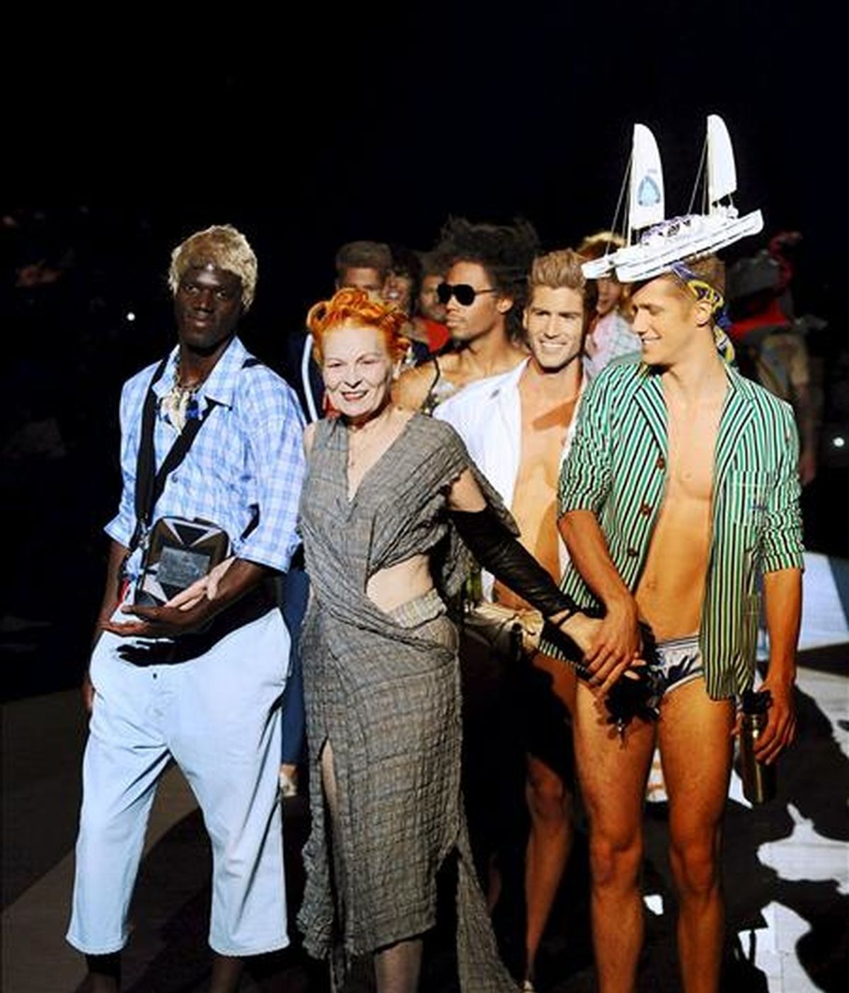 La diseñadora británica Vivienne Westwood (c) camina por la pasarela con sus modelos al final de la presentación de su colección primavera-verano 2011 en la Semana de la Moda Masculina de Milán, Italia, el 20 de junio de 2010. EFE/Archivo