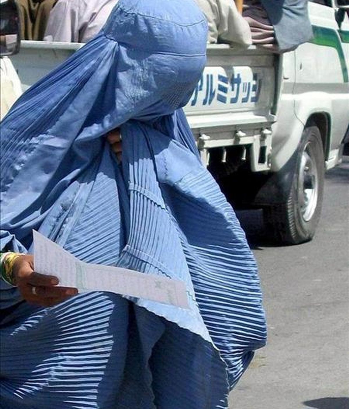 En la imagen, una mujer ataviada con un burka pasea por una calle de Kandahar, en Afganistán. EFE/Archivo
