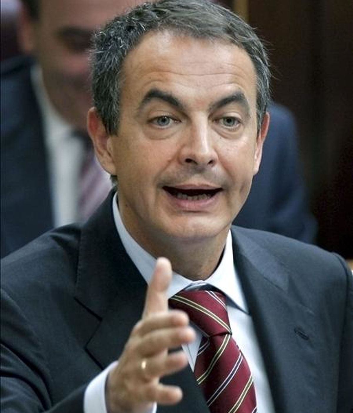 El presidente del Gobierno, José Luis Rodríguez Zapatero, responde a una pregunta durante la sesión de control al Ejecutivo, hoy en el pleno del Congreso de los Diputados. EFE