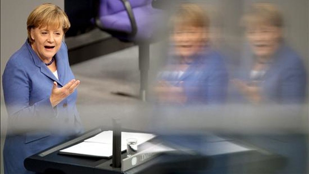 La canciller alemana, Angela Merkel, habla durante el debate final sobre los presupuestos del Estado para 2011 en el Bundestag, en Berlín, Alemania. EFE