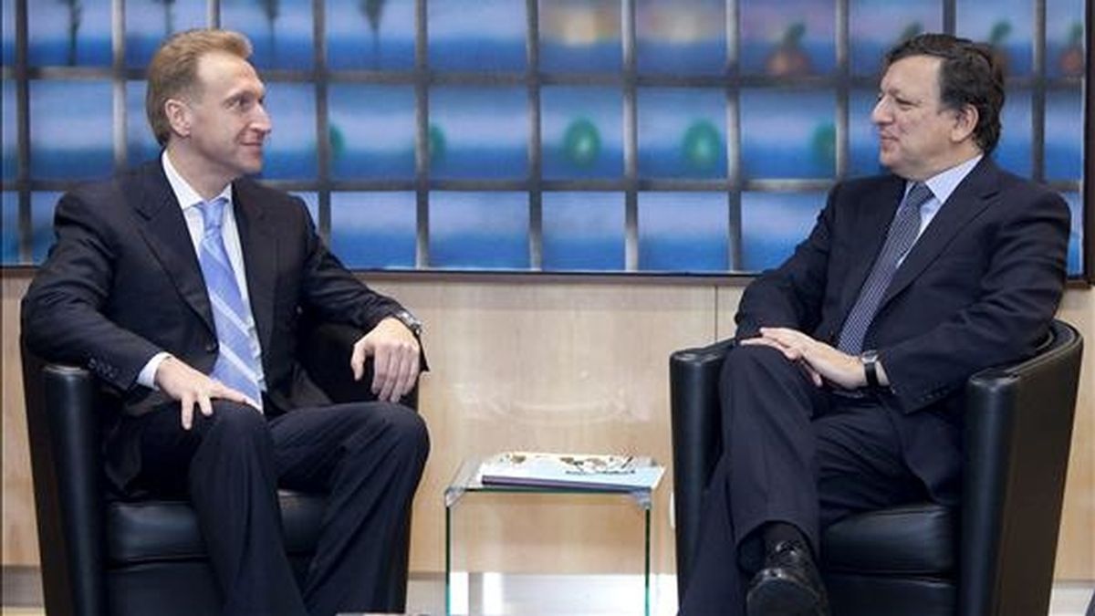 El viceprimer ministro de Rusia, Igor Shuvalov (izda), conversa con el presidente de la Comisión Europea, José Manuel Durao Barroso, durante la reunión que han mantenido en la sede de la Unión Europea de Bruselas, Bélgica, el 24 de noviembre de 2010. EFE