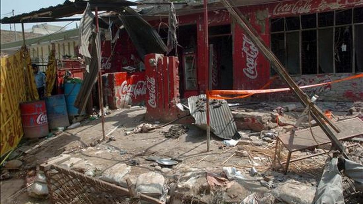 Policías inspeccionan un hotel destruído tras un atentado, a las afueras de Islamabad, Paquistán, el pasado mes de agosto. EFE/Archivo