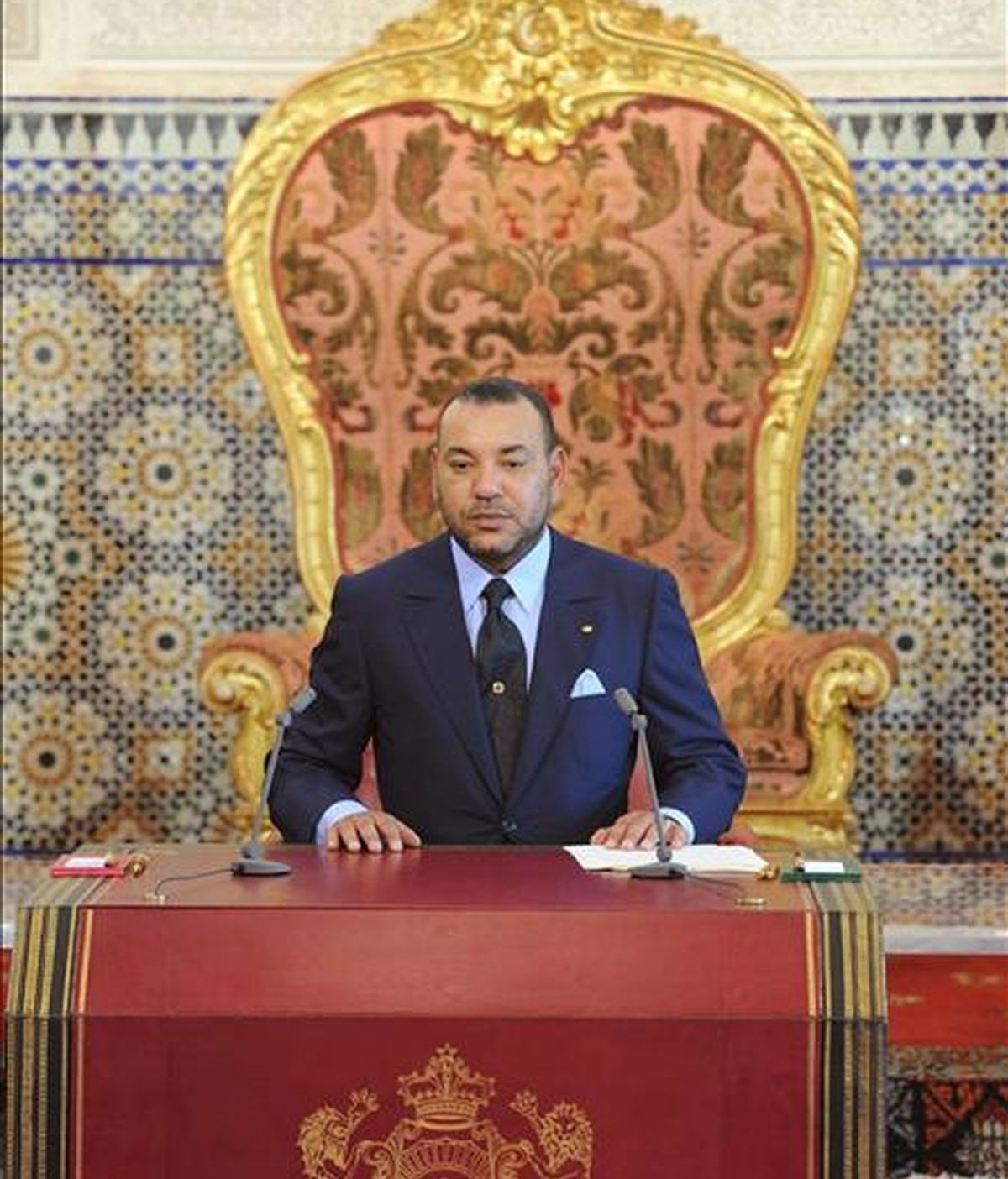El rey Mohamed VI de Marruecos (en la imagen) ha nombrado hoy al saharaui Ahmedu Uld Suilem como nuevo embajador de su país en España, según ha anunciado la agencia oficial marroquí MAP. EFE/Archivo