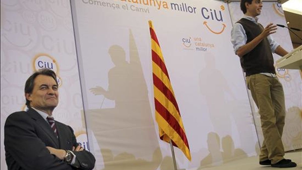 El candidato de Convergencia i Unió a la presidencia de la Generalitat, Artur Mas (i), escuchando la intervención de un joven durante un almuerzo con más de medio millar de jóvenes emprendedores en el Palacio de Congresos de Cataluña hoy. EFE
