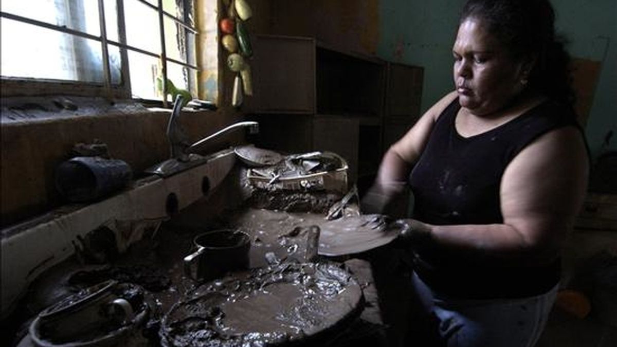 Las labores domésticas "constituyen una carga desproporcionada para las mujeres", dice el documento central de la undécima Conferencia Regional sobre la Mujer de América Latina y el Caribe. EFE/Archivo