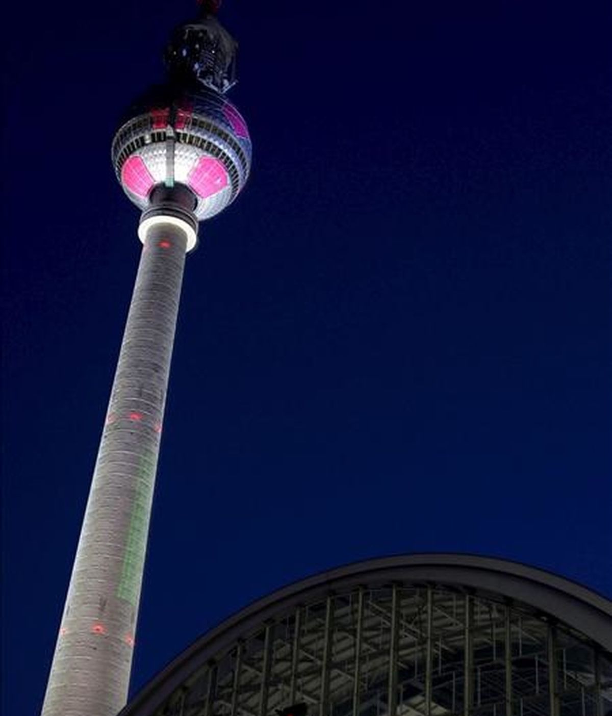 La torre de televisión de Berlín aparece iluminada como un balón de fútbol, en la plaza Alexander, en Berlín (Alemania). EFE/Archivo