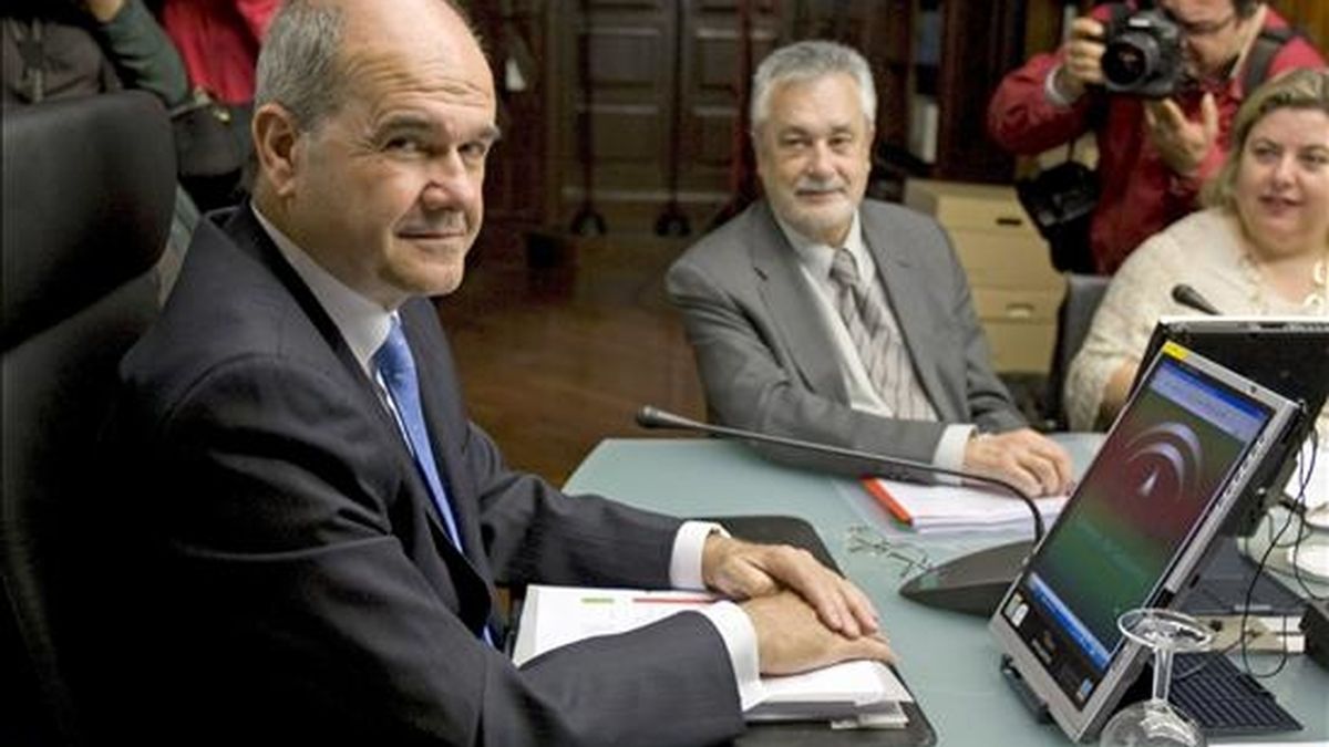 El hasta hoy presidente de la Junta de Andalucía, Manuel Chaves (i), y su vicepresidente segundo, José Antonio Griñan, al inicio de la reunión del Consejo de Gobierno andaluz, hoy en Sevilla. EFE
