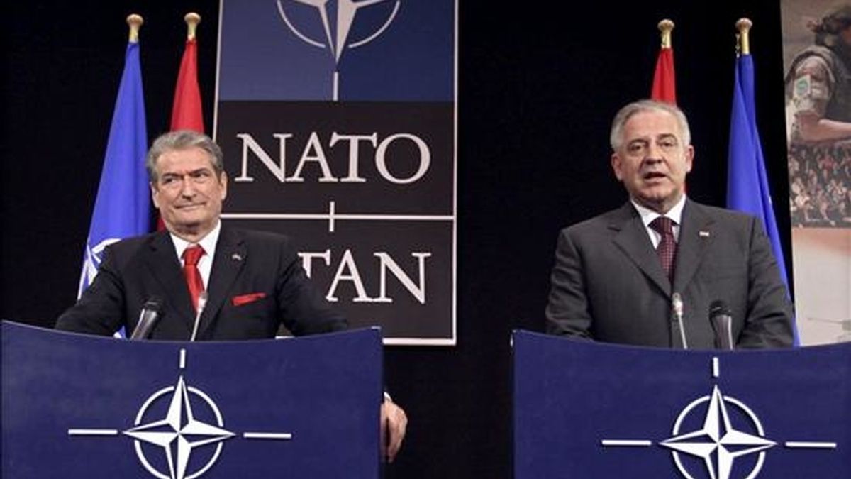 El primer ministro albanés, Sali Berisha (izda), y su homólogo croata Ivo Sanader, atienden a los medios tras la ceremonia de izada de banderas que marca la adhesión de ambos países a la OTAN, en Bruselas, Bélgica, el 7 de abril de 2009. EFE